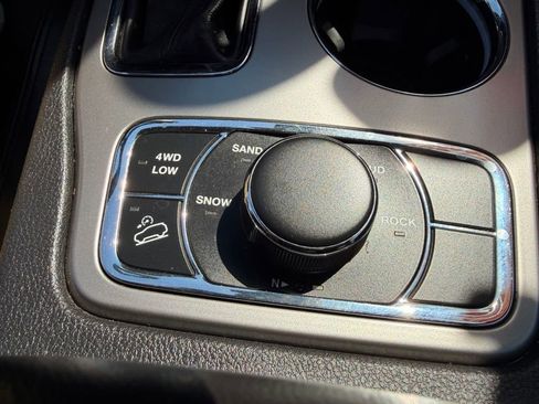 Used 2022 Jeep Grand Cherokee Laredo X AWD/4WD image 23
