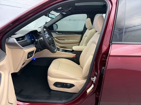 New 2025 Jeep Grand Cherokee Limited w/ Luxury Tech Group II image 17