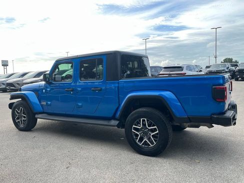 Used 2020 Jeep Gladiator Overland AWD/4WD image 7