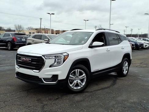 Certified 2022 GMC Terrain SLE w/ Driver Convenience Package image 2