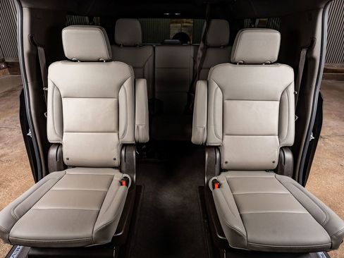 Used 2025 Chevrolet Suburban Z71 w/ Comfort Package image 35