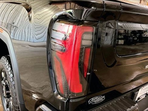 Used 2024 GMC Sierra 2500 AT4 w/ AT4 Premium Plus Package AWD/4WD image 8