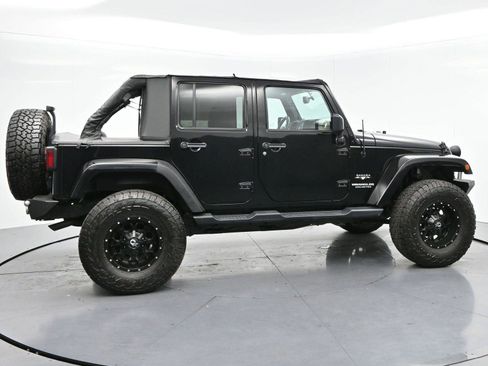 Used 2017 Jeep Wrangler Unlimited Sahara w/ Connectivity Group AWD/4WD image 8