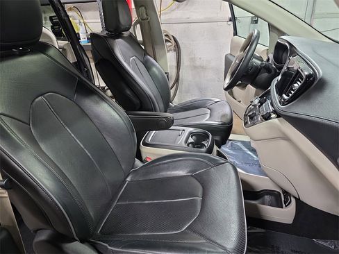Used 2020 Chrysler Pacifica Limited image 7