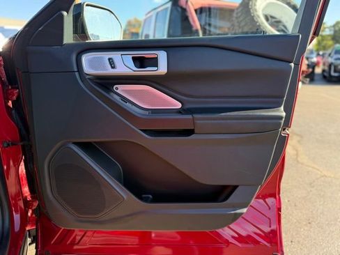 Certified 2020 Ford Explorer Platinum w/ Premium Technology Package image 21