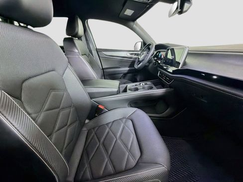 Used 2024 Volkswagen Atlas Cross Sport SE FWD image 29