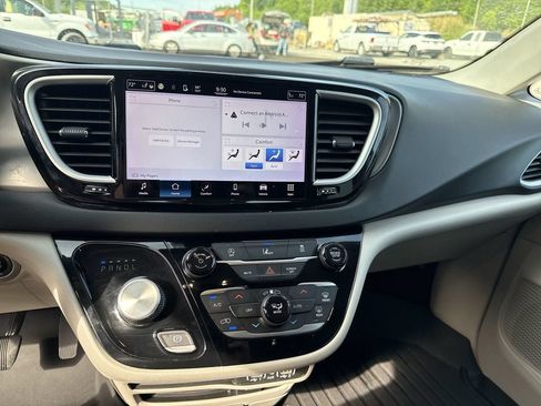 Used 2022 Chrysler Pacifica Touring-L FWD image 12