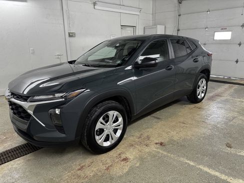 Used 2025 Chevrolet Trax LS image 5