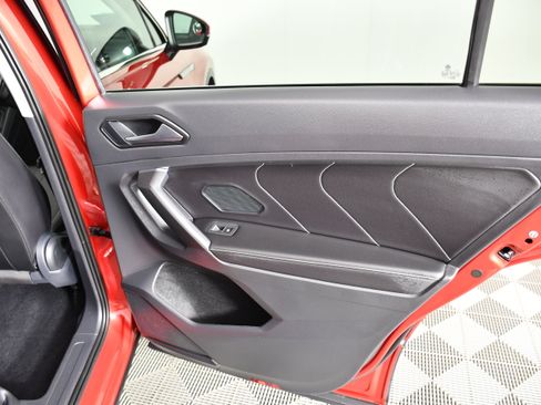 Used 2022 Volkswagen Tiguan SE AWD/4WD image 41
