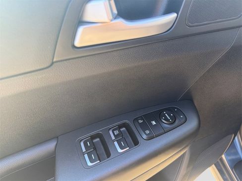 Used 2020 Kia Sportage LX image 11