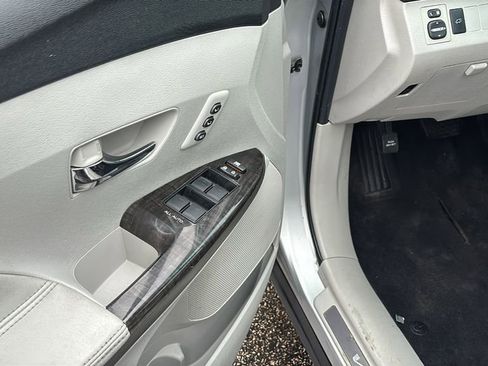 Used 2013 Toyota Venza XLE image 14