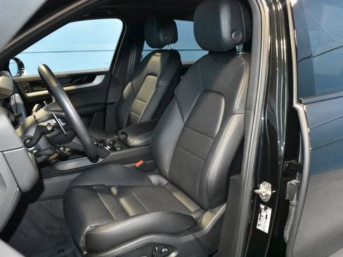 Certified 2025 Porsche Cayenne image 6