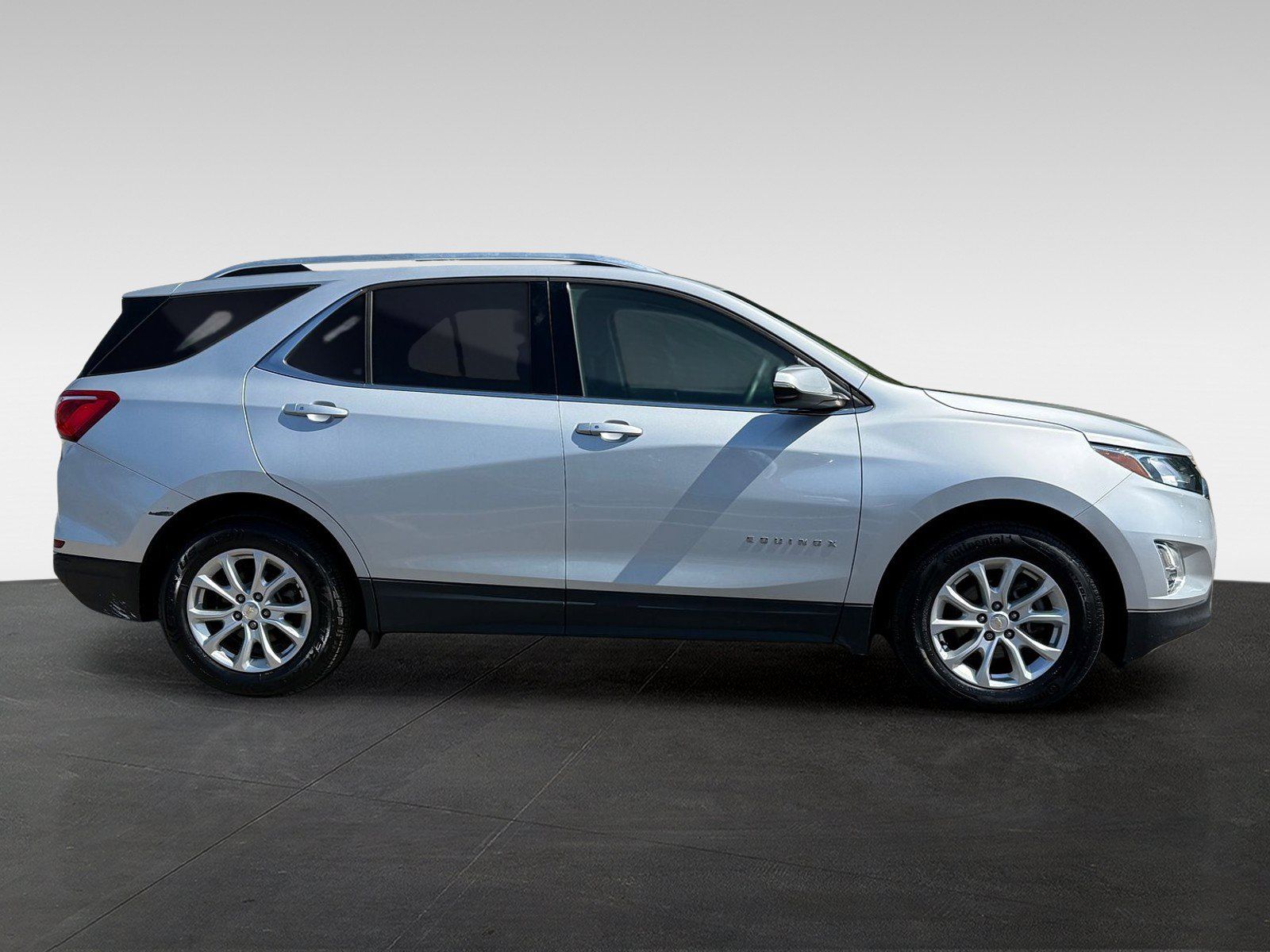 Used 2018 Chevrolet Equinox LT w/ Sun & Infotainment Package FWD image 4