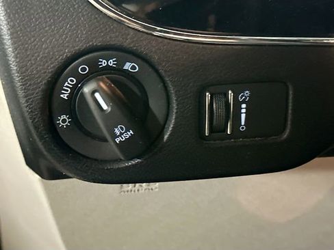 Used 2018 Dodge Grand Caravan SXT image 11