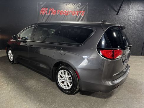 Used 2017 Chrysler Pacifica Touring FWD image 3