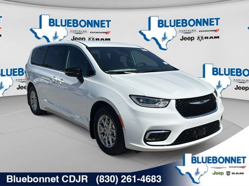 New 2026 Chrysler Pacifica Select FWD image 3
