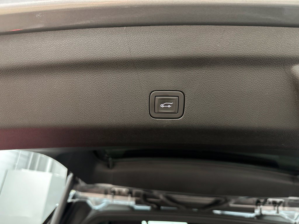 Used 2025 Chevrolet Suburban Premier AWD/4WD image 38