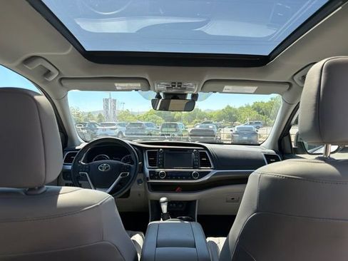Used 2017 Toyota Highlander Limited Platinum AWD/4WD image 10