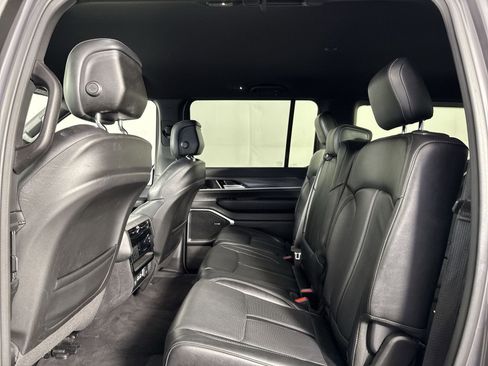 Used 2024 Jeep Wagoneer Series II w/ Flexible Seating Group image 21