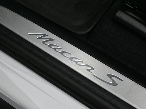 Certified 2024 Porsche Macan S image 25