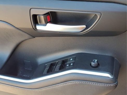 Used 2021 Toyota Highlander XLE AWD/4WD image 16