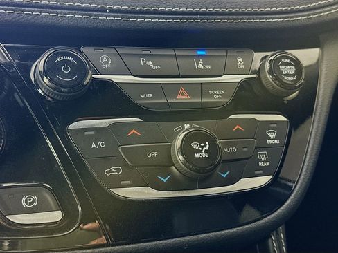 Used 2024 Chrysler Pacifica Limited w/ S Appearance Package image 18