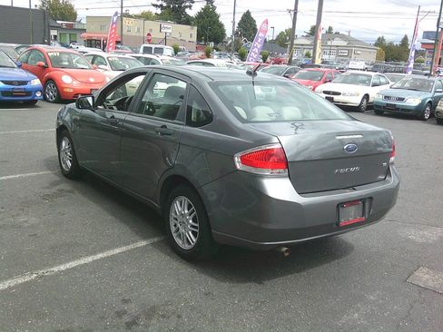 Used 2011 Ford Focus SE image 3