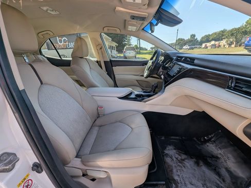 Used 2018 Toyota Camry LE FWD image 38