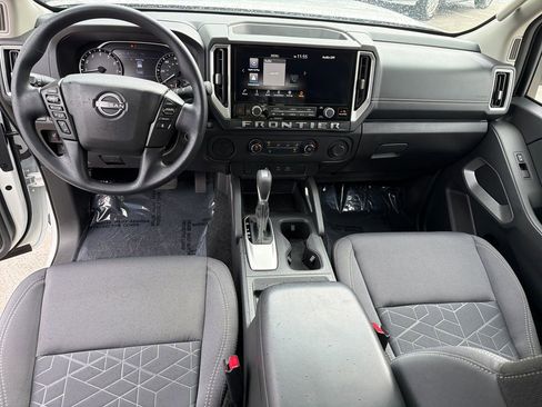 Used 2025 Nissan Frontier SV image 12