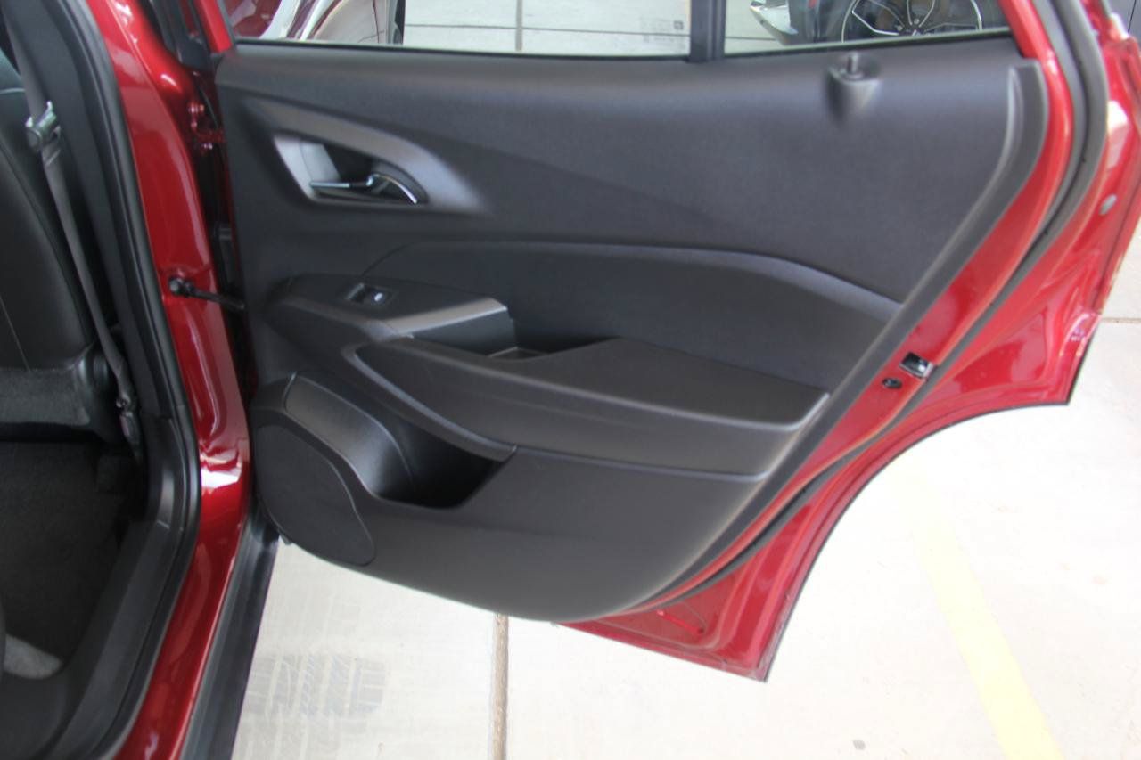 Used 2025 Chevrolet Trax LT w/ LT Convenience Package FWD image 26