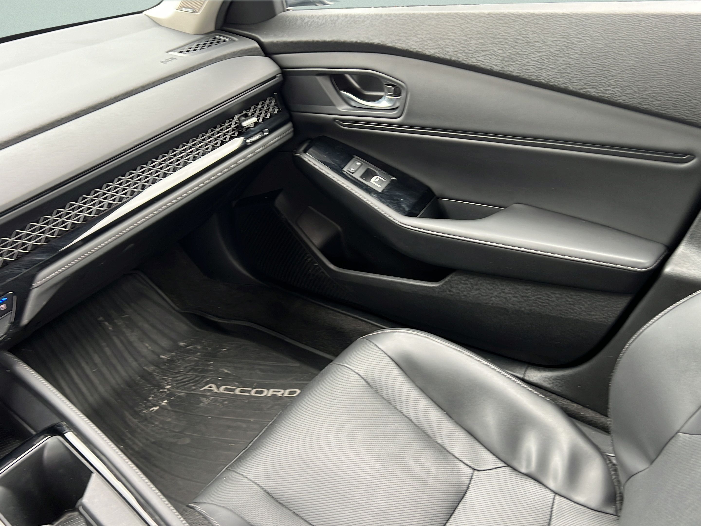 Used 2023 Honda Accord Touring image 12