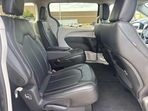 Used 2024 Chrysler Pacifica Touring-L FWD image 11