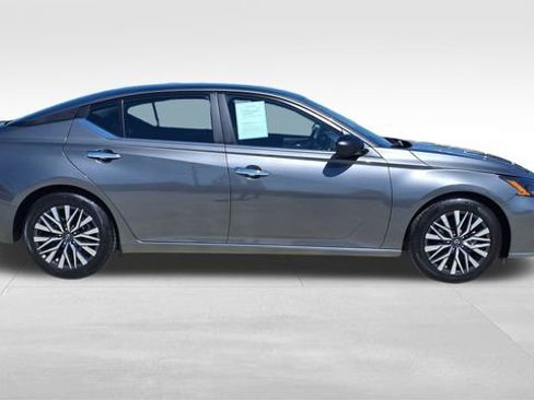 Used 2025 Nissan Altima 2.5 SV image 9