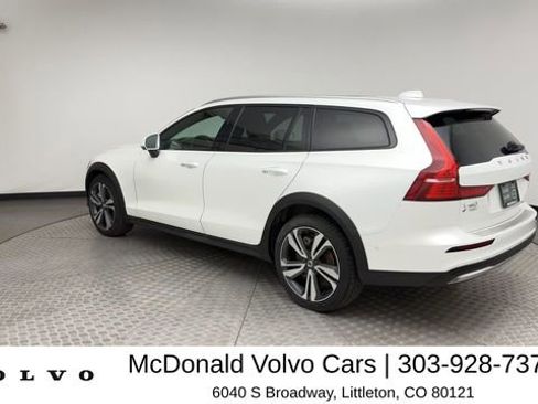 Used 2025 Volvo V60 B5 Cross Country Plus AWD/4WD image 4