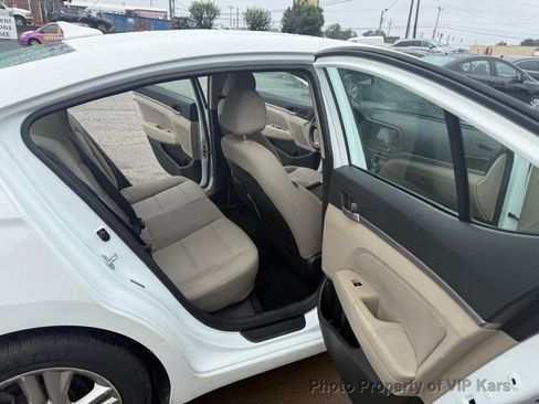 Used 2019 Hyundai Elantra SEL image 15