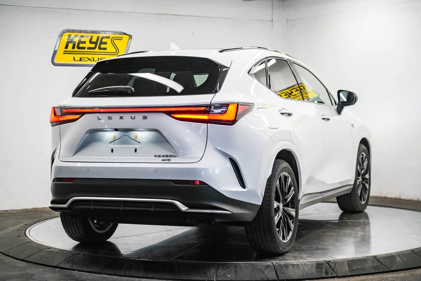 Used 2026 Lexus NX 450h+ F Sport AWD/4WD image 4