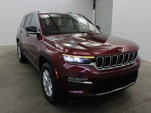 Used 2023 Jeep Grand Cherokee Limited w/ Trailer Tow Prep Group (B) AWD/4WD image 6