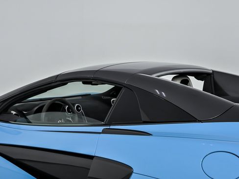 Used 2018 McLaren 570S Spider image 23