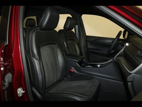 Used 2023 Jeep Grand Cherokee Altitude AWD/4WD image 27