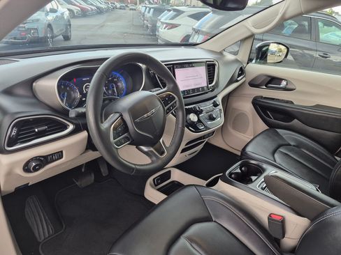 Used 2024 Chrysler Pacifica Touring-L FWD image 15