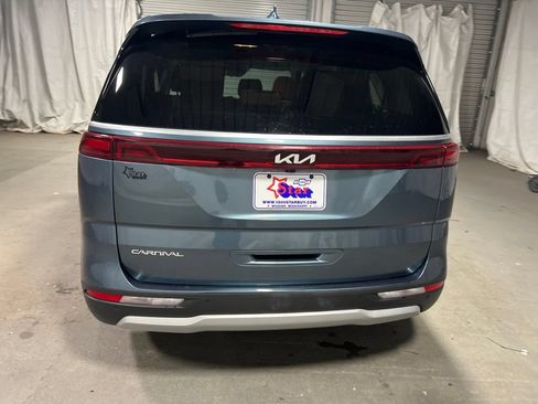Used 2024 Kia Carnival EX FWD image 5