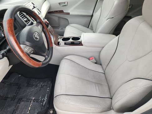 Used 2010 Toyota Venza Base image 13