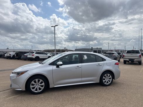 Used 2022 Toyota Corolla LE image 10