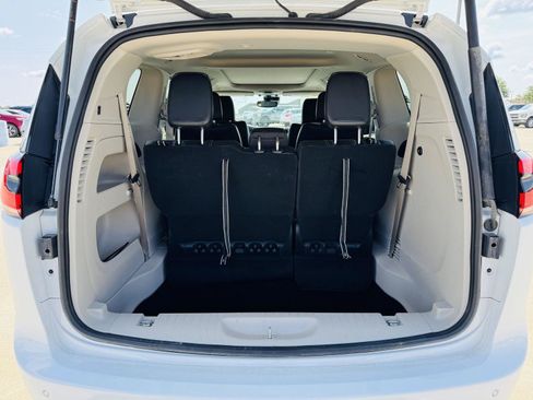 Used 2023 Chrysler Pacifica Touring-L FWD image 30