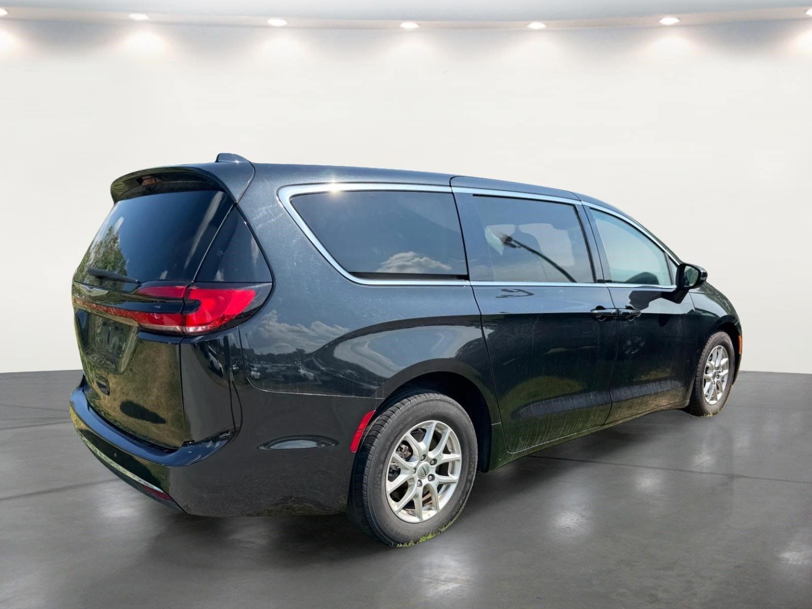 Used 2023 Chrysler Pacifica Touring-L FWD image 16