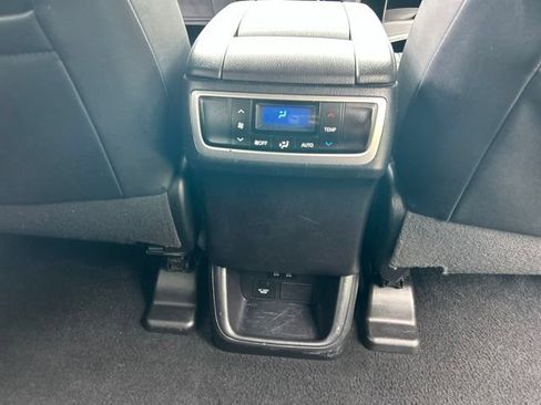 Used 2019 Toyota Highlander XLE AWD/4WD image 33