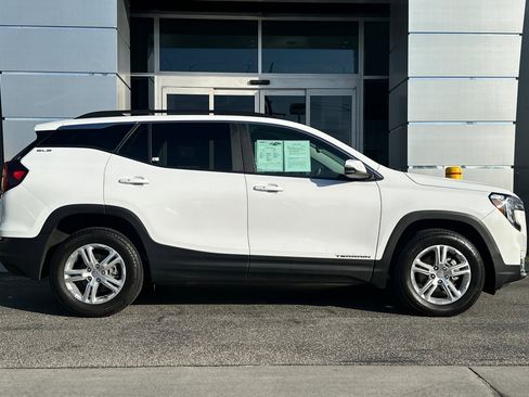 Used 2023 GMC Terrain SLE w/ Driver Convenience Package image 3