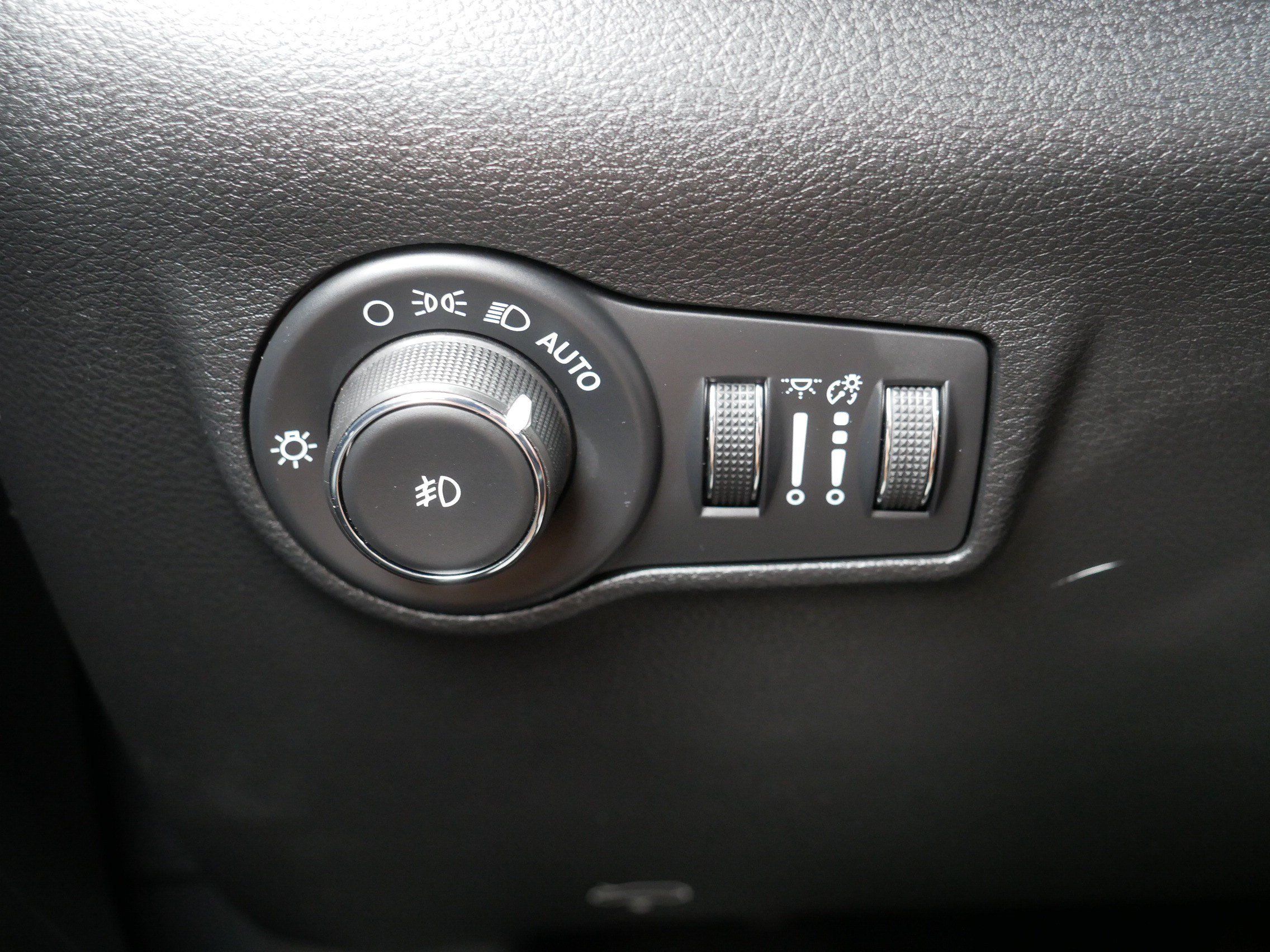 Used 2025 Jeep Compass Latitude w/ Convenience Group AWD/4WD image 26