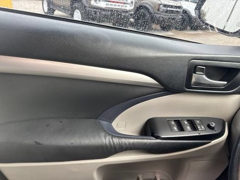 Used 2015 Toyota Highlander XLE FWD image 39