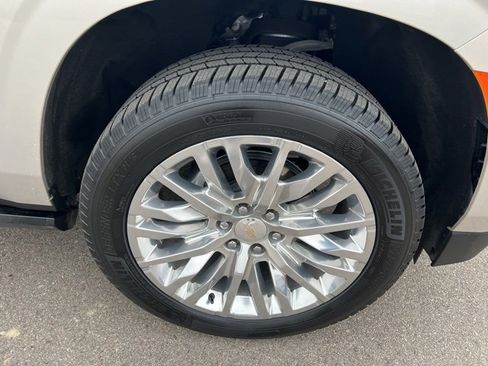 Used 2024 Chevrolet Suburban High Country image 9